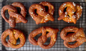 pretzel empuk berbentuk simpul khas jerman